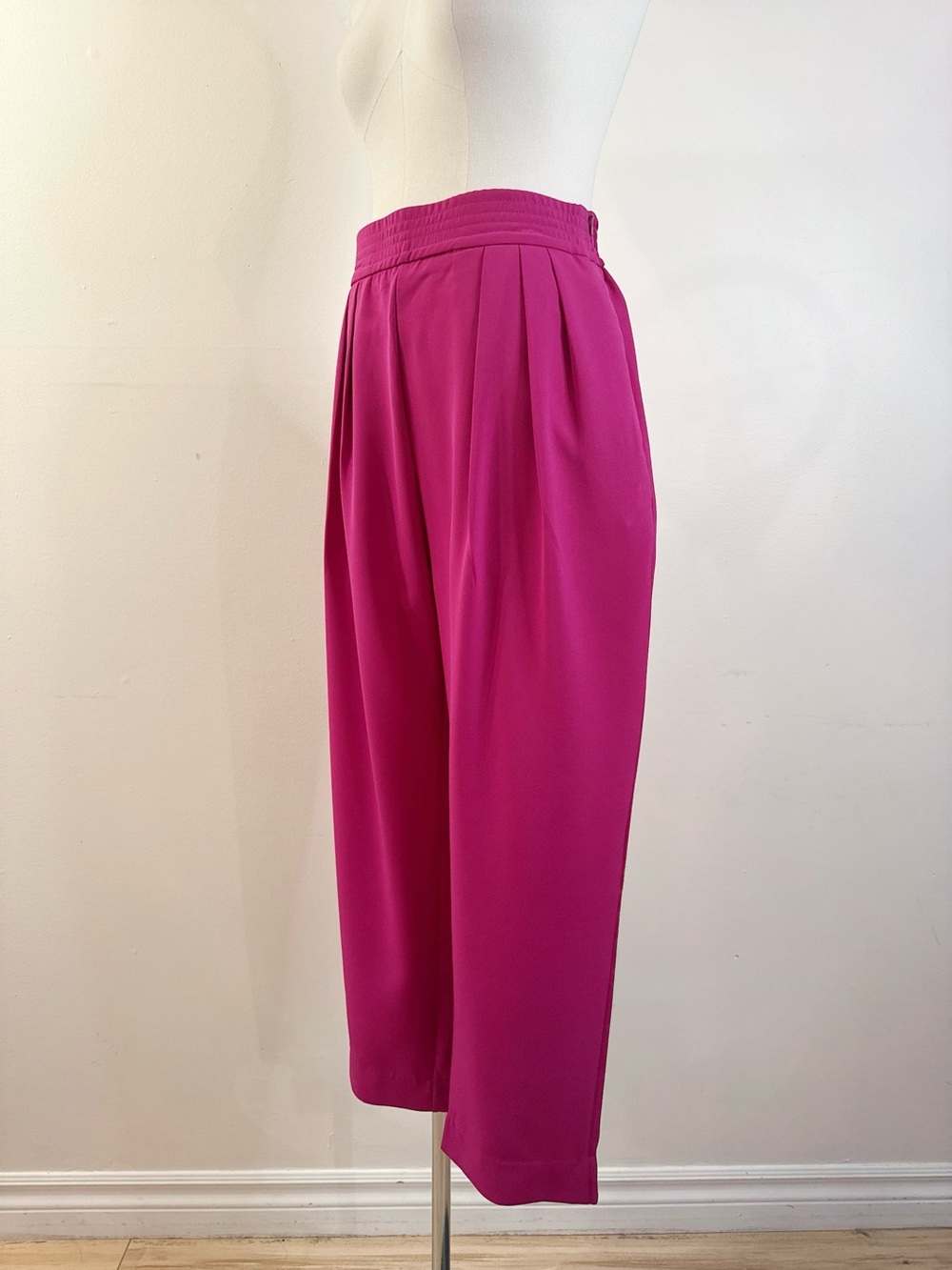 đ Shocking Pink High-Waisted Pleated Pants - Picture 2 of 7